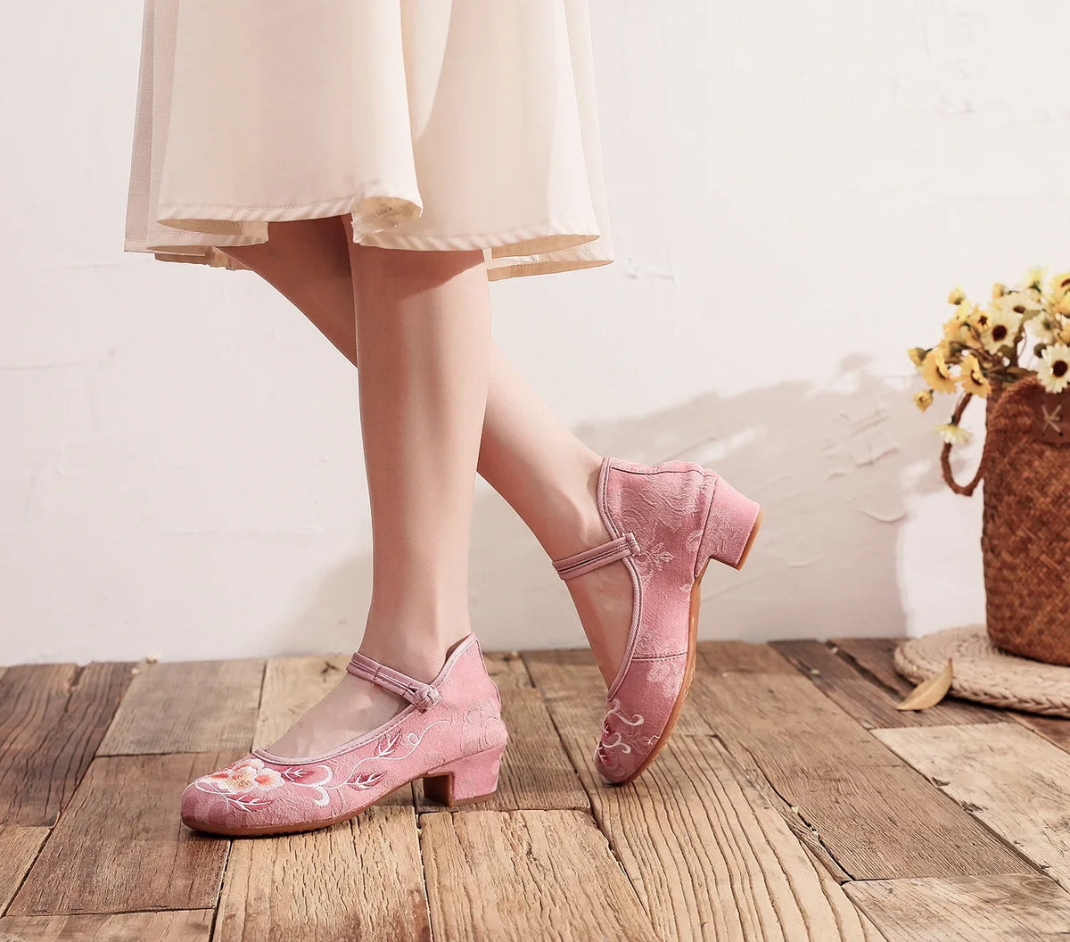 Elegant Hot Sale Of The Season Spring Women's Embroidered Dance Shoes Flat Mid-Heel National Style Hanfu Shoes Qipao Ancient Sty