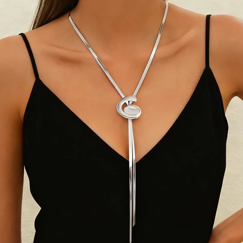 Necklace For Women Exaggerated Snake Bone Chain Spiral Black Imitation Pearl V-shaped Long Sweater Chain Collarbone Chain BN020