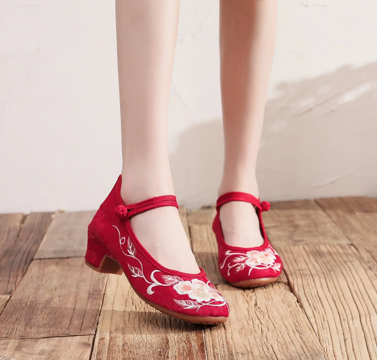 Elegant Hot Sale Of The Season Spring Women's Embroidered Dance Shoes Flat Mid-Heel National Style Hanfu Shoes Qipao Ancient Sty