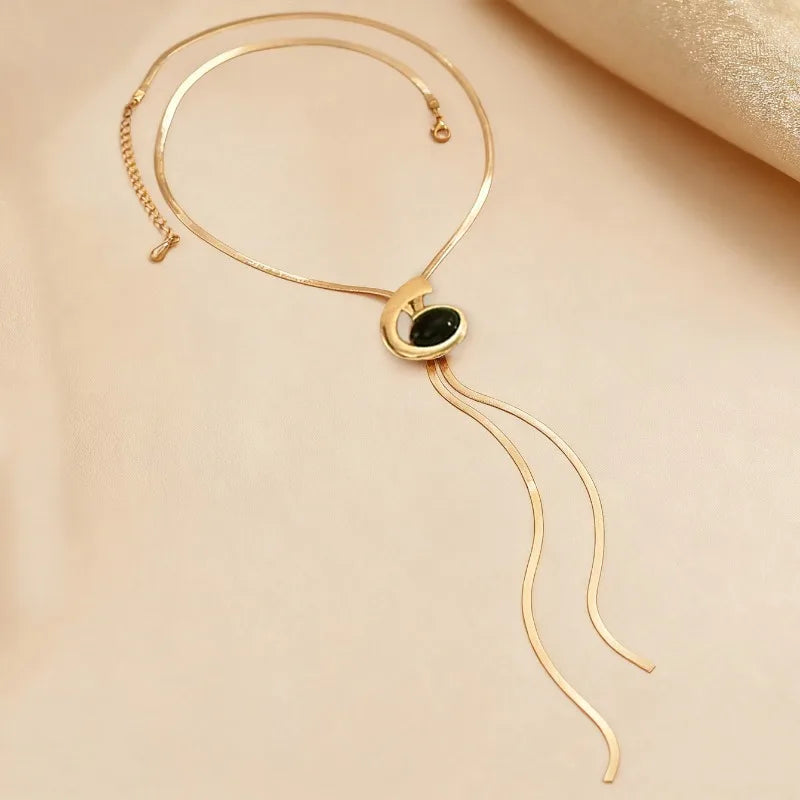Necklace For Women Exaggerated Snake Bone Chain Spiral Black Imitation Pearl V-shaped Long Sweater Chain Collarbone Chain BN020