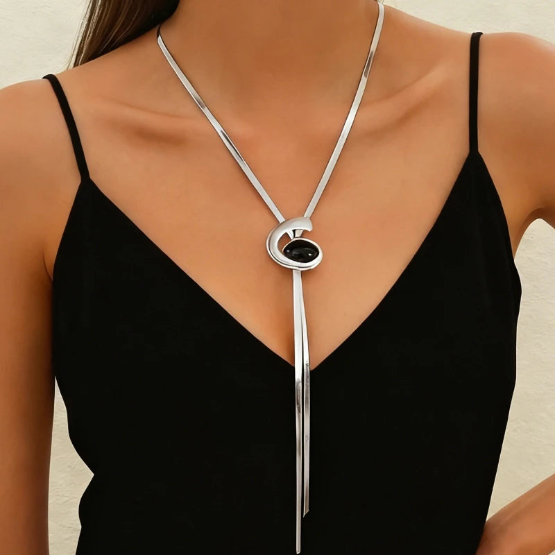 Necklace For Women Exaggerated Snake Bone Chain Spiral Black Imitation Pearl V-shaped Long Sweater Chain Collarbone Chain BN020