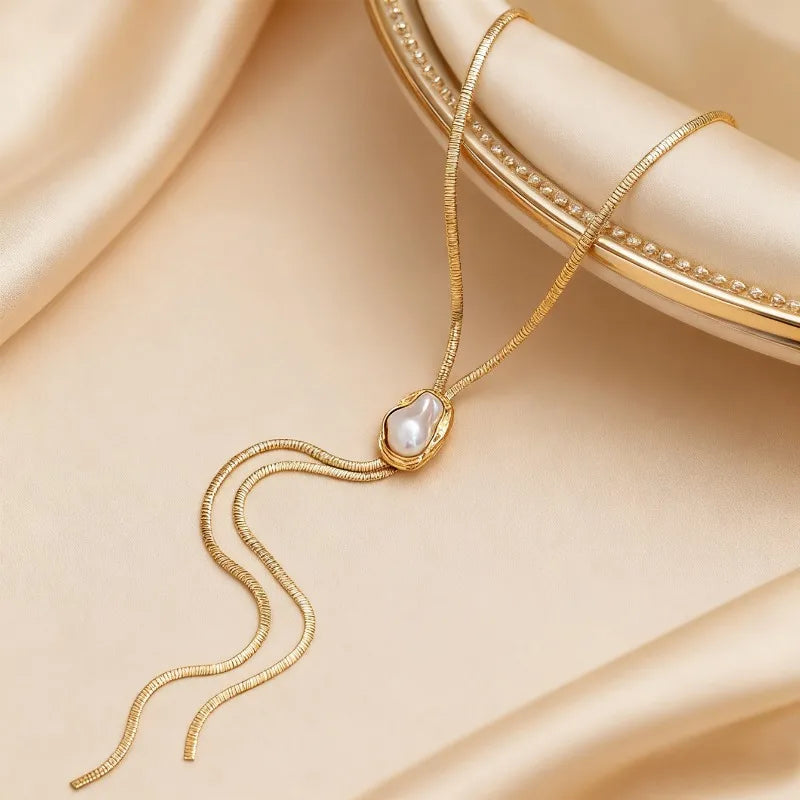 Necklace For Women Exaggerated Snake Bone Chain Spiral Black Imitation Pearl V-shaped Long Sweater Chain Collarbone Chain BN020