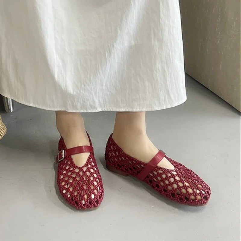 Fashion Woven Hollow Flat Sandals Women Summer Comfort Round Toe Designer Shoes Female Fashion Buckle Non-Slip Beach Casual Shoe