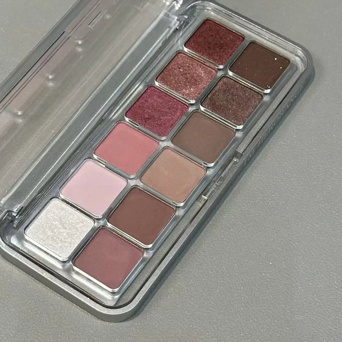Eye Contour Makeup 12color Eyeshadow Palette Soft Matte Grey Pink Eyeshadow High Pigment Wine Red Brown Eye Shadow for Daily Use